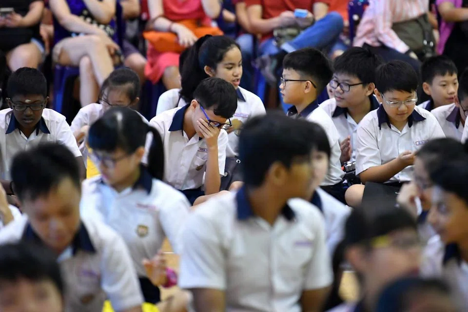 DIPERMUDAHKAN: Para pelajar warga Singapura yang pulang ke tanah air akan dapat memasuki sekolah menengah dengan lebih mudah. - Foto fail