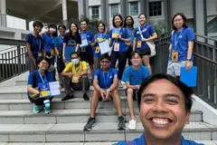 Dr Muhammad Hadi Osni (paling depan) bekerjasama dengan sekumpulan relawan untuk melaksanakan sebuah projek yang membantu warga emas dan pengunjung menjelajah dan mencari blok serta kemudahan di SkyParc Dawson.