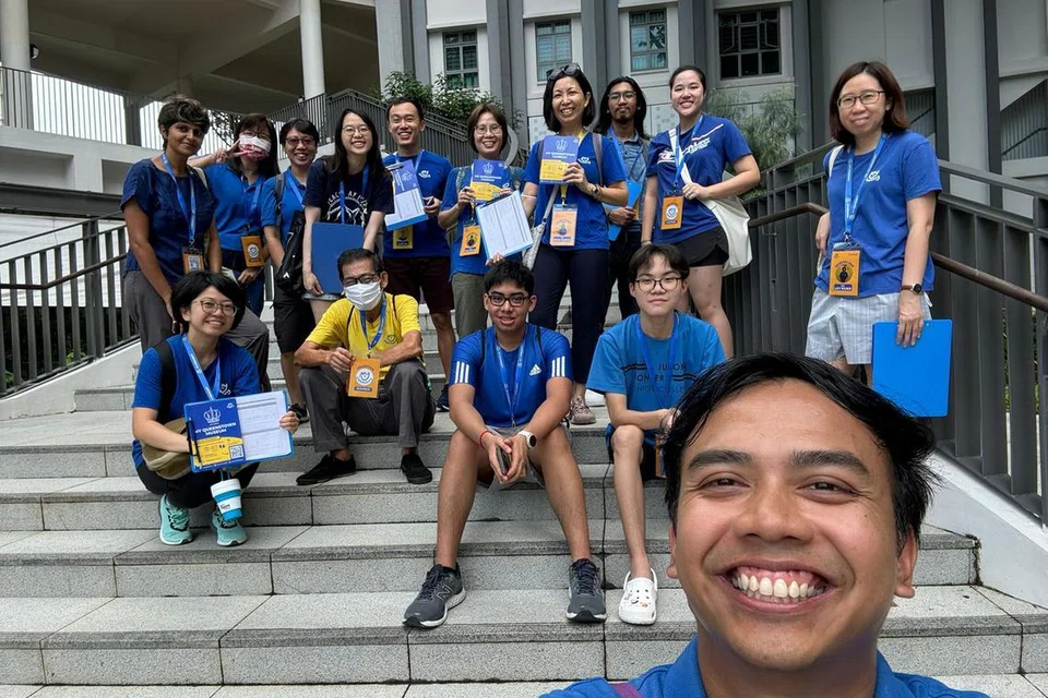 Dr Muhammad Hadi Osni (paling depan) bekerjasama dengan sekumpulan relawan untuk melaksanakan sebuah projek yang membantu warga emas dan pengunjung menjelajah dan mencari blok serta kemudahan di SkyParc Dawson.