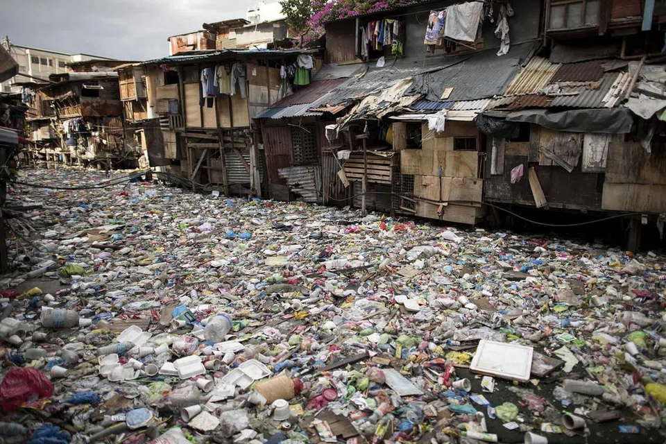 FILIPINA: Sebatang anak sungai di Manila penuh dengan pelbagai sisa.