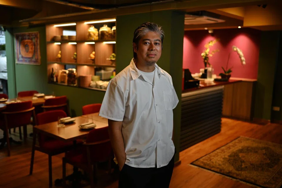 Cef Akmal Anuar membuka beberapa restoran di Dubai dan Singapura. Beliau mengukir nama sebagai cef yang disegani di timur tengah dan meraih Bintang Michelin, yang dianggap paling terbilang dalam arena kulinari, bagi restorannya 11 Wood-fire.