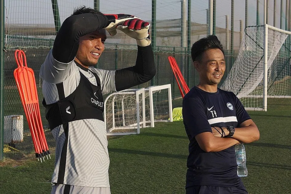 FOKUS PADA SASARAN: (Gambar atas) Yoshida bersama penjaga gol Singapura Hassan Sunny semasa satu sesi latihan di Dubai minggu lalu. - Foto PERSATUAN BOLA SEPAK SINGAPURA