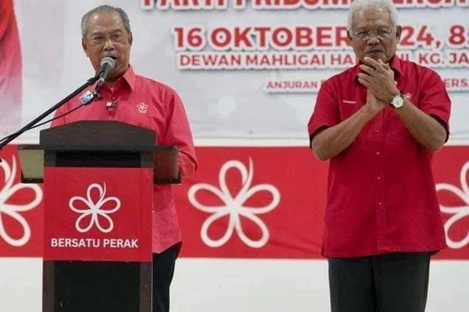 Tan Sri Muhyiddin Yassin (kiri) kekal sebagai Presiden Parti Pribumi Bersatu Malaysia (Bersatu) bagi penggal 2024-2027, manakala Datuk Seri Hamzah Zainudin yang ketika ini menyandang jawatan Setiausaha Agung parti, tidak dicabar untuk memenangi jawatan Timbalan Presiden.