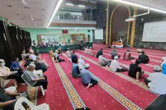 KELAS BIMBINGAN HAJI: Pengarah urusan TM Fouzy Travel & Tours, Ustaz Tengku Mohamad Fouzy Tengku Mahid Jumat, mengadakan kelas bimbingan haji sewaktu pelancaran pakej haji mereka di Masjid An-Nahdhah baru-baru ini. 
