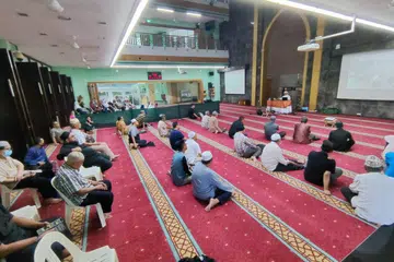 KELAS BIMBINGAN HAJI: Pengarah urusan TM Fouzy Travel & Tours, Ustaz Tengku Mohamad Fouzy Tengku Mahid Jumat, mengadakan kelas bimbingan haji sewaktu pelancaran pakej haji mereka di Masjid An-Nahdhah baru-baru ini. 