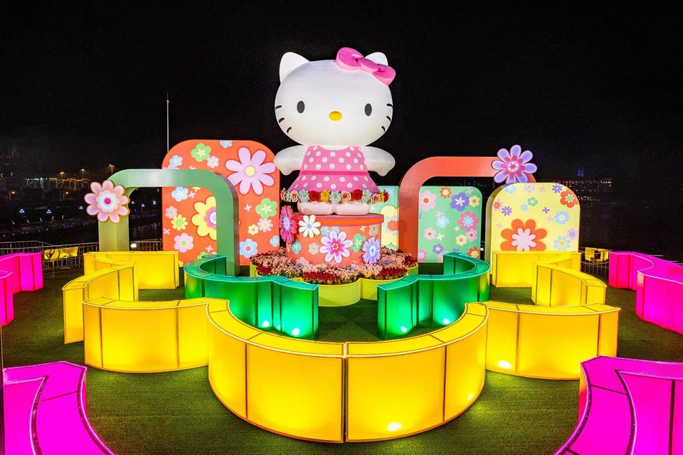 BERMANDI CAHAYA: Ambil gambar bersama watak-watak Sanrio, termasuk Hello Kitty, di acara ‘Garden of Lights’ di Sky Park pusat beli-belah VivoCity yang akan berlangsung sehingga 1 Oktober.