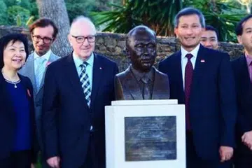 Dr Balakrishnan bergambar di sisi (kiri) patung mendiang Encik Lee Kuan Yew di taman Cap Roig di Catalonia di Sepanyol. Gambar VIVIAN BALAKRISHNAN/FACEBOOK