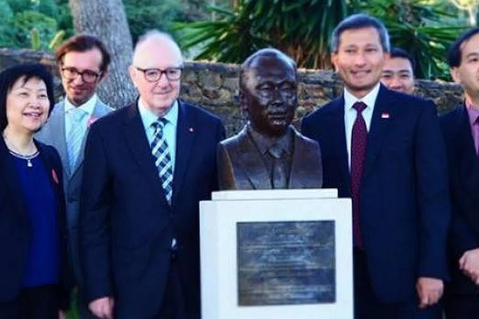 Dr Balakrishnan bergambar di sisi (kiri) patung mendiang Encik Lee Kuan Yew di taman Cap Roig di Catalonia di Sepanyol. Gambar VIVIAN BALAKRISHNAN/FACEBOOK