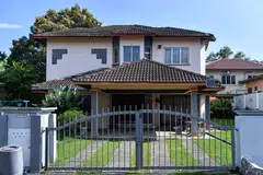 Keadaan lengang dan sepi di sekitar Pusat Jagaan Baitul Mahabbah Seremban 2, Negeri Sembilan, selepas diserbu polis, bagi membantu siasatan kes eksploitasi kanak-kanak dan agama yang dikaitkan dengan syarikat Global Ikhwan Services and Business Holdings (GISBH). 