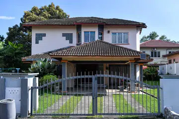 Keadaan lengang dan sepi di sekitar Pusat Jagaan Baitul Mahabbah Seremban 2, Negeri Sembilan, selepas diserbu polis, bagi membantu siasatan kes eksploitasi kanak-kanak dan agama yang dikaitkan dengan syarikat Global Ikhwan Services and Business Holdings (GISBH). 