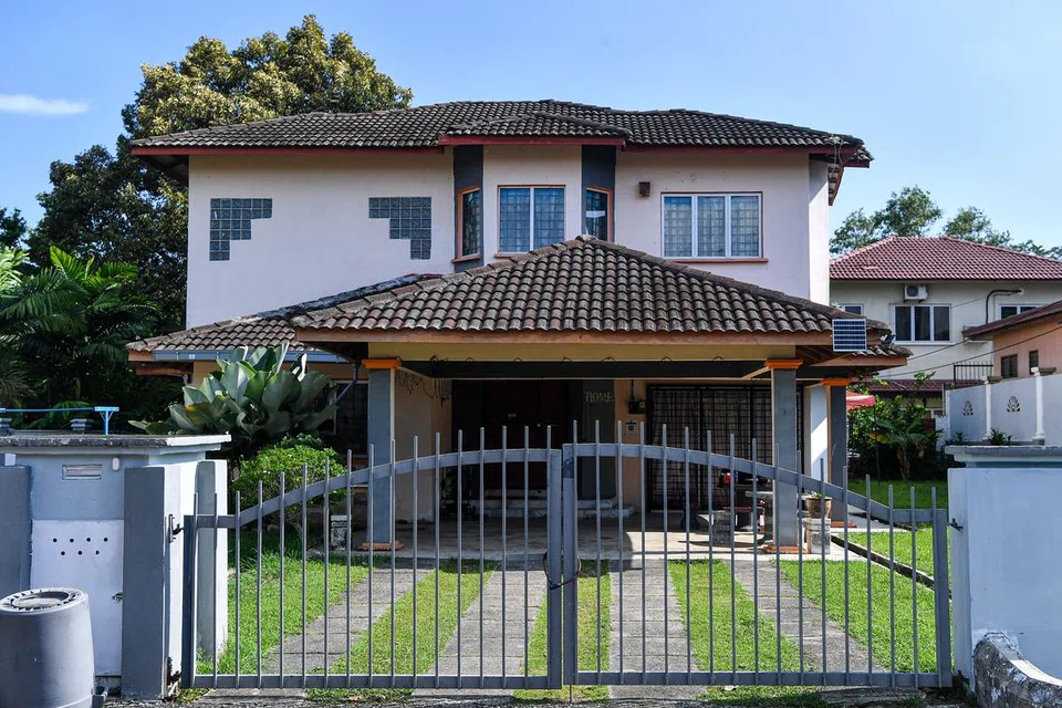 Keadaan lengang dan sepi di sekitar Pusat Jagaan Baitul Mahabbah Seremban 2, Negeri Sembilan, selepas diserbu polis, bagi membantu siasatan kes eksploitasi kanak-kanak dan agama yang dikaitkan dengan syarikat Global Ikhwan Services and Business Holdings (GISBH). 