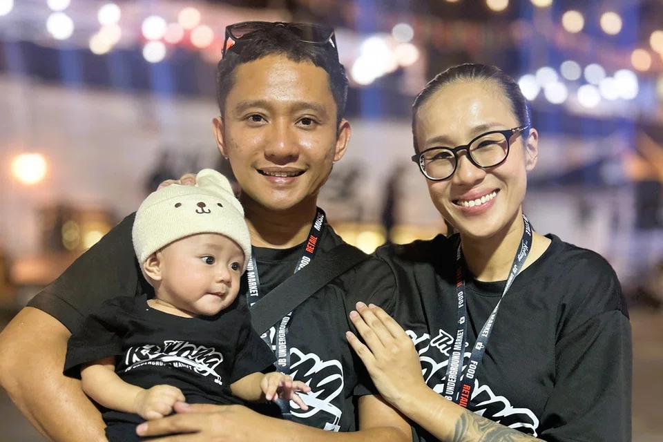 Pengasas The Kolong, Encik Shirhan Saputra Bastian, 32 tahun, (kiri) bersama isterinya, Cik Cheryl Choe Tze Chien @ Sheira Sabr Choe, 35 tahun, dan anak mereka, Mikael Adam Choe, lima bulan.  