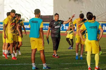 SERONOK BERTUGAS DI LUAR NEGARA: Aidil Sharin (tengah) memberikan arahan kepada barisan pemain Kedah dalam sesi latihan pasukan itu. Menurutnya, peminat di Alor Setar begitu bersemangat menyokong pasukan mereka, kekadang sehingga 1,000 penyokong akan berada di sesi latihan pasukan itu. - Foto FACEBOOK KEDAH FA