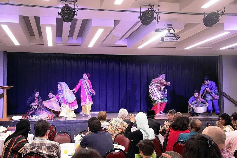 TEMA GOTONG-ROYONG: Penari Sri Warisan Som Said Performing Arts Ltd telah melibatkan anak-anak anggota Dunia Melayu Canada Community dalam persembahan mereka bertemakan gotong-royong di majlis perjumpaan Hari Raya, Salam Lebaran, di Canada pada 23 Jun lalu. - Foto SRI WARISAN
