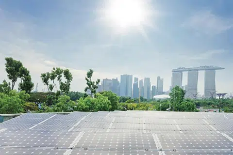 Tenaga suria ialah sumber tenaga boleh diperbaharui yang paling berdaya maju untuk Singapura dan merupakan teras usahanya ke arah masa depan rendah karbon.