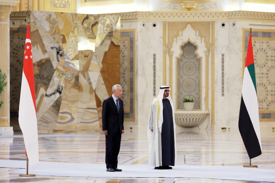 TEMUI PEMIMPIN: Perdana Menteri Lee Hsien Loong (kiri) menemui Presiden Amiriah Arab Bersatu (UAE), Sheikh Mohamed Zayed Al Nahyan, di Qasr Al Watan (Istana Negara) di Abu Dhabi dalam lawatan rasmi pertamanya ke UAE pada 22 Oktober lalu.