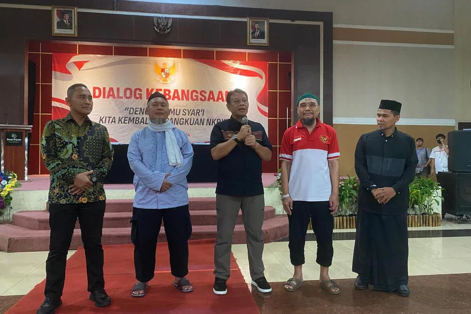 (Dari kiri) Ketua Agensi Pencegahan Keganasan Nasional (BNPT), Jeneral Eddy Hartono; bekas Amir Jemaah Islamiyah (JI) Para Wijayanto; Ketua Densus 88 Inspektor Jeneral Sentot Prasetyo; bekas ketua JI pada 2003, Abu Rusydan; dan bekas anggota JI yang dilatih di Moro, Filipina Selatan, Ibrahim Madres menyampaikan ucapan kepada bekas anggota yang terlibat dalam konflik Afghanistan dan Filipina Selatan, pada perhimpunan di Depok, Jawa Barat, pada 3 November.