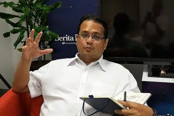 TINJAU JAWI: Dr Hirman Mohamed Khamis menganalisis Jawi - daripada kegemilangan hingga kemerosotan Jawi di Singapura, dan bermata harapan bahawa Jawi boleh diperteguhkan dalam masyarakat. - Foto BH oleh SUHAIMI MOHSEN
