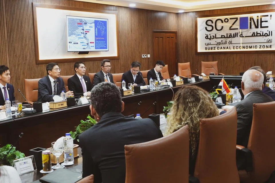 DENGAR TAKLIMAT: Menteri di Pejabat Perdana Menteri, Dr Mohamad Maliki Osman, diberi taklimat di Zon Ekonomi Terusan Suez mengenai peluang yang ada dalam sektor tenaga boleh diperbaharui dan maritim Mesir.