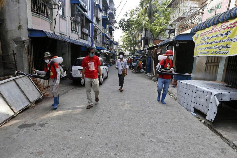 KORBAN VIRUS PERTAMA: Kakitangan parti Demokrasi Liga Nasional menyembur semburan nyah jangkitan di jalan di Yangon, Myanmar kelmarin. Kementerian Kesihatan telah mengesahkan kematian pertama akibat koronavirus.- Foto EPA-EFE