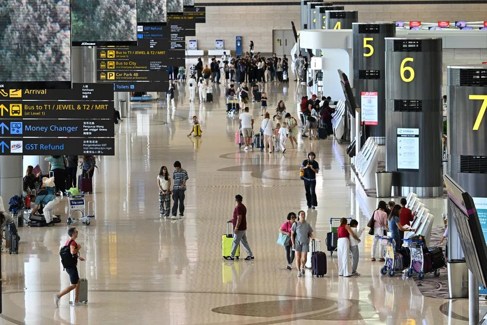 Lapangan Terbang Changi mencatat 5.78 juta pergerakan penumpang pada April; 5.82 juta pada Mei; dan 5.88 juta pada Jun.