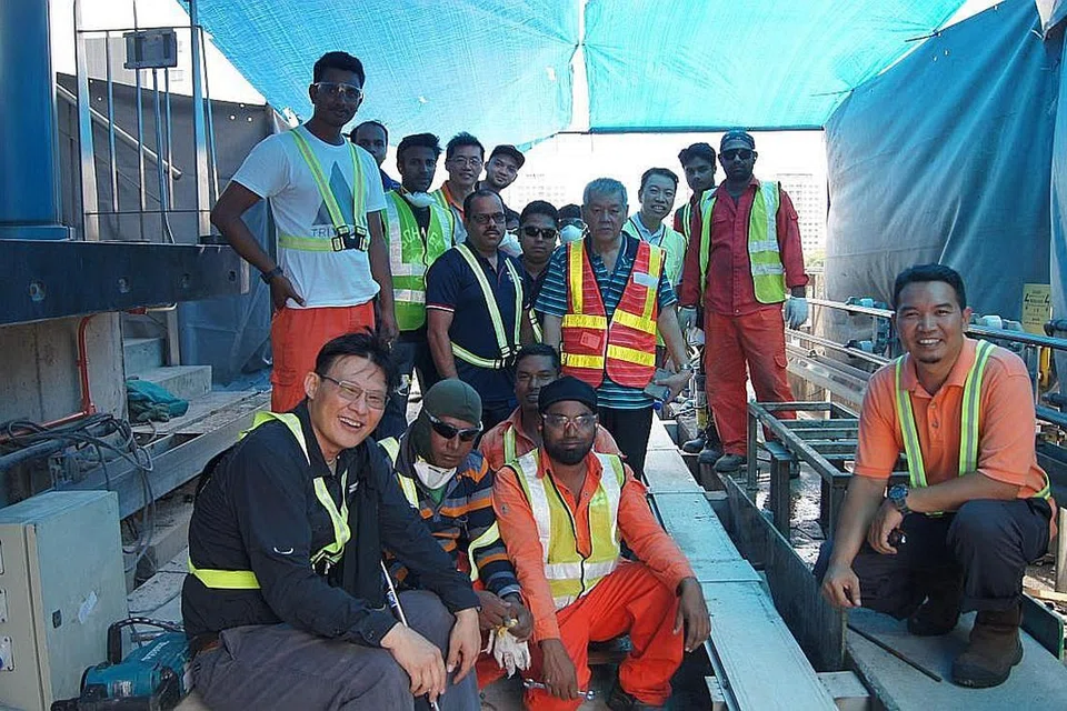 KERJA PENYENGGARAAN: Penolong Setiausaha Agung NTUC, Encik Melvin Yong memantau kerja-kerja penyenggaraan yang dijalankan oleh pekerja MRT (Gambar atas). - Foto WWW.LABOURBEAT.ORG