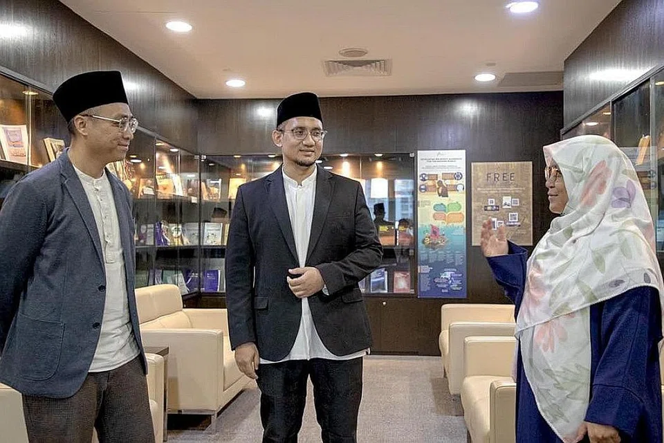 TIMBALAN MUFTI KETIGA: Ustaz Dr Izal Mustafa Kamar (tengah) dilihat bersama Anggota Bersekutu Jawatankuasa Fatwa, Ustaz Tarmizi Wahid (kiri) dan Anggota Bersekutu Kanan Jawatankuasa Fatwa, Ustazah Raihanah Halid dalam Facebook Muis pada Rabu. Pelantikan Ustaz Dr Izal bermakna Majlis Ugama Islam Singapura (Muis) kini mempunyai tiga Timbalan Mufti. - Foto FACEBOOK MUIS