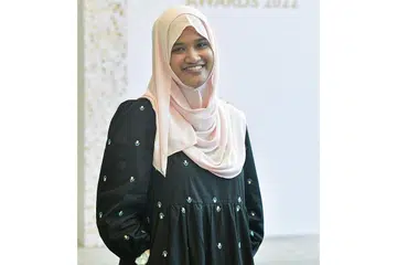 SEMAI MINAT BELAJAR: Cik Nur Aisya Abdul Rasid adalah antara tutor Skim Tuisyen Mendaki yang menerima Anugerah Tutor Cemerlang baru-baru ini. Beliau pernah raih manfaat daripada MTS semasa di bangku sekolah dan kini ingin berbakti semula kepada Mendaki dan pada masa yang sama menghulur bantuan kepada masyarakat Melayu di Singapura. - Foto-foto MENDAKI 