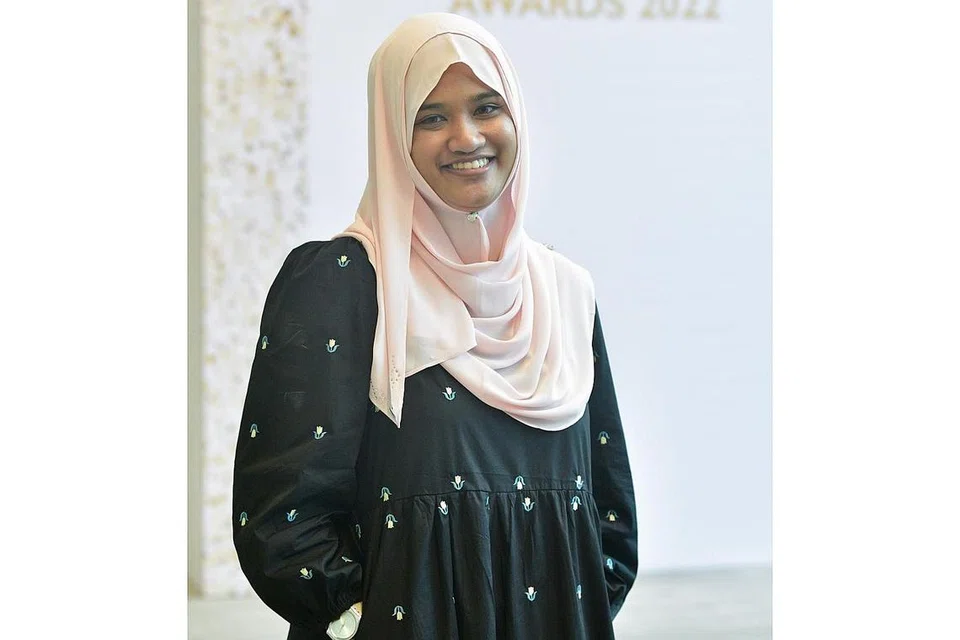 SEMAI MINAT BELAJAR: Cik Nur Aisya Abdul Rasid adalah antara tutor Skim Tuisyen Mendaki yang menerima Anugerah Tutor Cemerlang baru-baru ini. Beliau pernah raih manfaat daripada MTS semasa di bangku sekolah dan kini ingin berbakti semula kepada Mendaki dan pada masa yang sama menghulur bantuan kepada masyarakat Melayu di Singapura. - Foto-foto MENDAKI 