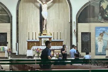 Pegawai polis kelihatan berhimpun di Gereja St Joseph’s (Bukit Timah), di mana seorang paderi didakwa ditikam.