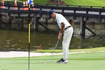 SERONOK MENANG BERSAING SKIL SENDIRI: Aiman Haqeem Mohammad Faizal (atas) dan adiknya, Aariz Hannan Mohammad Faizal menikmati persaingan dalam golf. - Foto ERNA WATTY ABDUL RAHMAN