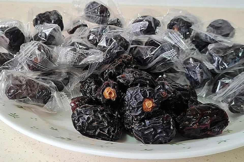 KURANGKAN KURMA: Kurma, yang secara tradisinya dimakan pada waktu berbuka puasa hendaklah dimakan secara bersederhana kerana kandungan gulanya yang tinggi walaupun ia merupakan sumber tenaga yang sangat baik. 