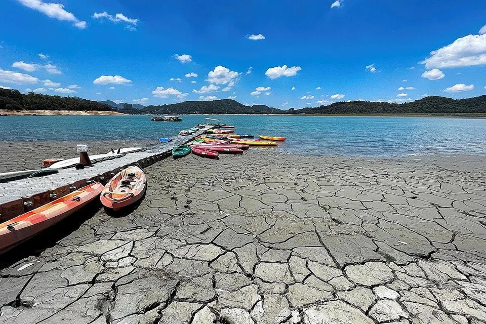 TAHAP AIR RENDAH: Aras air di Tasik Sun Moon mencapai tahap rendah pada Mei lalu apabila Taiwan menghadapi musim kemarau terburuknya dalam tempoh beberapa dekad. - Foto REUTERS