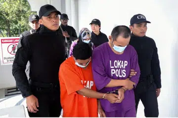 Tiga anggota Global Ikhwan Services and Business Holdings (GISBH) didakwa di Mahkamah Sesyen Kota Tinggi, Johor, pada 13 Oktober atas tuduhan melakukan serangan seksual dan pemerdagangan manusia. Tertuduh Mahmad Hamal Tukiman, 57 tahun (depan dua dari kanan; Muhammad Ansarullah Tukino, 20 tahun (depan dua dari kiri) dan Rabiahtul Adawiyah Md Shah, 31 tahun (belakang dua dari kanan) mengaku tidak bersalah dan mohon dibicarakan.