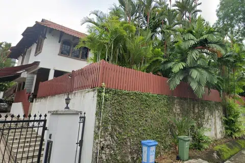 Banglo Fernhill Road terletak di atas tanah seluas 8,238 kaki persegi dan di luar Kawasan Banglo Kelas Baik (GCB), memenuhi kriteria pembelian oleh Penduduk Tetap (PR) Singapura.