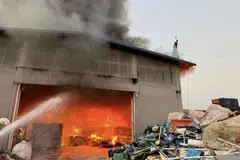 Pasukan bomba memadamkan kebakaran di sebuah gudang di 23 Gul Drive, Pioneer pada 16 April.