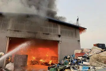 Pasukan bomba memadamkan kebakaran di sebuah gudang di 23 Gul Drive, Pioneer pada 16 April.