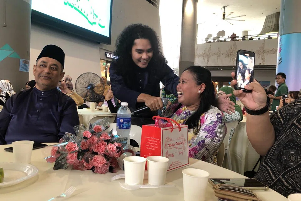 Penyanyi Raliff Ismail (dua dari kiri) menganggap peluang yang diberi Jawatankuasa Eksekutif Kegiatan Melayu (MAEC) Woodlands untuknya menghiburkan penonton pada acara, ‘Gema Syawal’, pada 4 Mei sebagai perangsang memperkukuh kerjaya seninya selepas setahun berehat menjaga ayah yang sakit. Bersamanya ialah Anggota Parlimen GRC Sembawang, Cik Mariam Jaafar (tiga dari kiri) dan Pengarah Urusan Pos TKI Pte Ltd, Encik Mohamed Anwar Tahar.