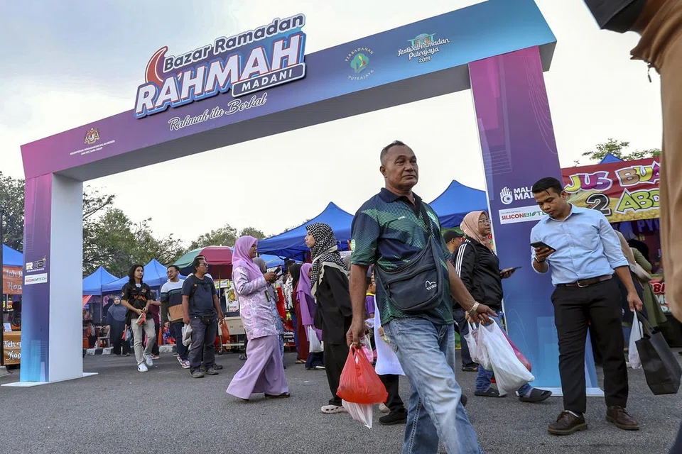 Bazar Ramadan Rahmah di Presint 14, Putrajaya mendapat sambutan amat menggalakkan daripada pengunjung.