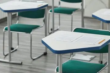 Lima sekolah memainkan semula sebahagian daripada trek audio dalam satu atau dua bilik darjah kerana masalah gangguan bunyi.
