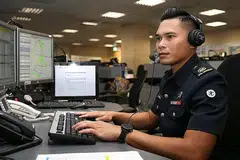 TUGAS MENCABAR: Pegawai Waran Kedua (WO2) Suhaimi Sani ditugaskan di pusat operasi SCDF dan menerima panggilan talian '995'. Beliau menerima sekurang-kurangnya 80 panggilan setiap hari. - Foto BH oleh YONG LI XUAN