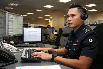 TUGAS MENCABAR: Pegawai Waran Kedua (WO2) Suhaimi Sani ditugaskan di pusat operasi SCDF dan menerima panggilan talian '995'. Beliau menerima sekurang-kurangnya 80 panggilan setiap hari. - Foto BH oleh YONG LI XUAN
