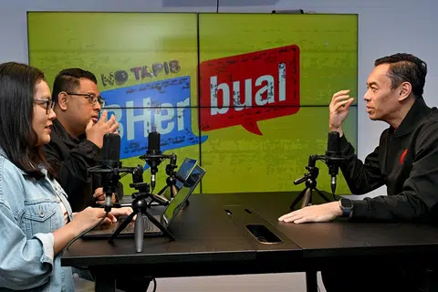 Dr Wan Rizal Wan Zakariah (kanan) dalam rakaman podcast BHerbual bersama Koresponden Berita Harian, Cik Irma Kamarudin (kiri) dan Encik Anwar Saleh.