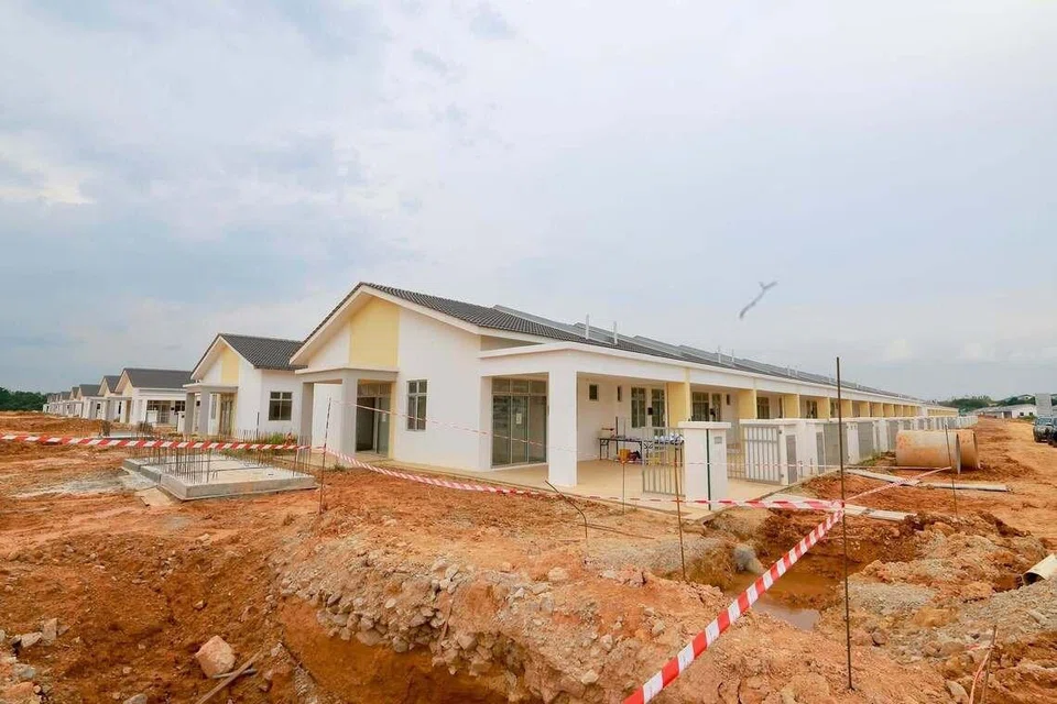 Projek Perumahan Iskandar Puteri Bangsa Johor (PIPBJ) menawarkan tiga pilihan kediaman, iaitu Rumah Mampu Milik Johor (RMMJ) Jenis C berkeluasan 1,000 kaki persegi berharga RM150,000; RMMJ Jenis D1 seluas 1,100 kaki persegi berharga RM250,000; serta RMMJ Jenis D2 seluas 1,200 kaki persegi pada harga RM300,000.