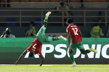 RAI SECARA UNIK: Pemain Namibia Deon Hotto (jersi nombor 7) meraikan jaringannya, yang membolehkan pasukannya menundukkan Tunisia 1-0, dengan aksi luar biasa. 