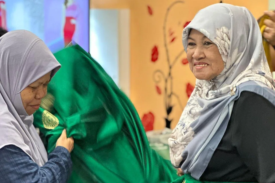 Cik Sapeah Kamsah, 70 tahun, teruja belajar mengikat sari dan ingin membeli sepasang kain sari hijau seperti yang dipakainya pada sesi 20 Oktober. 