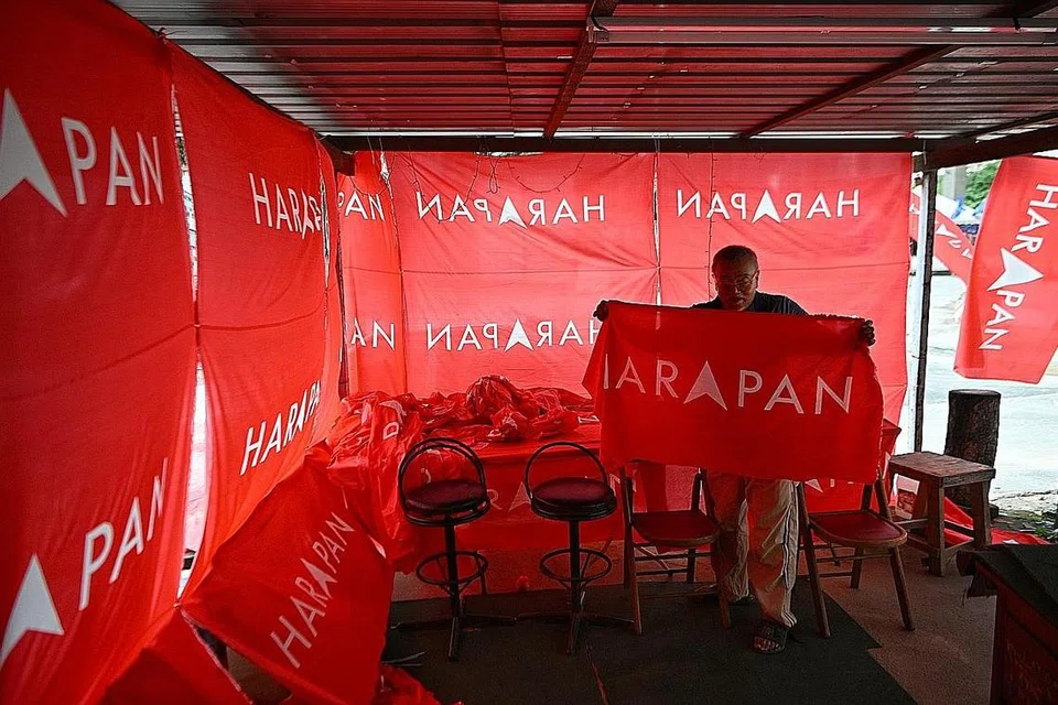 PERTEMBUNGAN HANGAT: Dengan persaingan sengit dijangkakan di Selangor, tiada kepastian siapakah di antara tiga gabungan parti politik utama yang akan berjaya mendapatkan jumlah kerusi Parlimen paling banyak di negeri itu, dengan mereka mempunyai kelemahan masing-masin