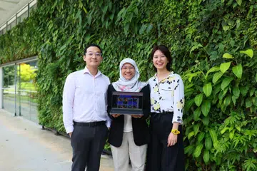 Pengasas bersama dan Ketua Pegawai Eksekutif (CEO) Tech Up Advance Cik Ainaa Rosli (tengah) bersama pengasas bersama dan Ketua Pegawai Kewangan (CFO) Cik Sulfya Lim (kanan) dan penasihat teknikal dan pengasas bersama Encik Lok Kai Fah (kiri) memulakan syarikat yang mencipta perisian ‘robotic gamified simulator’ atau perisian robotik dengan elemen permainan.
