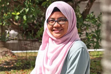 INGIN INTERAKSI DENGAN GOLONGAN YANG MEMERLUKAN: Meskipun harus keluar daripada zon selesanya, Cik Norfazillah (kanan) gembira dapat menghulurkan bantuan sepanjang menjalankan tugasnya di Rumah Kanak-Kanak Pertapis. - Foto BH oleh TIMOTHY DAVID