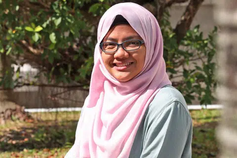 INGIN INTERAKSI DENGAN GOLONGAN YANG MEMERLUKAN: Meskipun harus keluar daripada zon selesanya, Cik Norfazillah (kanan) gembira dapat menghulurkan bantuan sepanjang menjalankan tugasnya di Rumah Kanak-Kanak Pertapis. - Foto BH oleh TIMOTHY DAVID